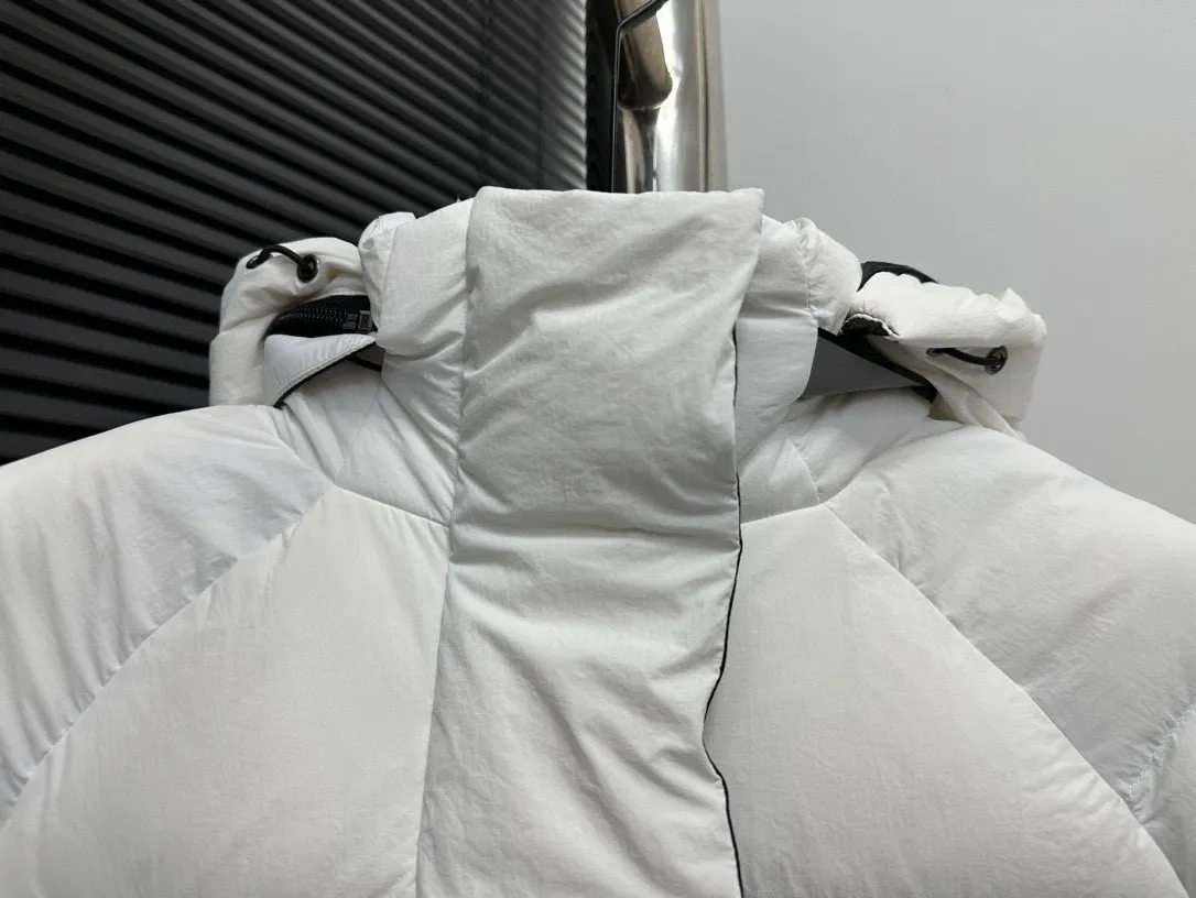 P780 【𝘾𝘼𝙉𝘼𝘿𝘼 𝙂𝙊𝙊𝙎𝙀】Canada Goose Junction/3M Reflective Black Label Parker/2602LB Ouyang Nana’s same Junction Parker is made of CORDURA@’s super-soft EnduraLuxe fabric, which enhances the durability of easy-wear parts, making it lightweight and durable. 360-degree reflective strips on the collar improve visibility in low-light environments. Features a removable hood for easy transition into warmer weather. Removable premium insulated hood adjusts both ways Sizes: XS-XxL